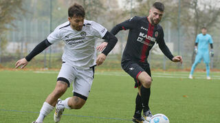 Feudenheims Kapitän Alptekin Aksoy (re.) verteidigt hier den Ball gegen Enosis-Akteur Fabian Barisic, musste am Ende aber eine bittere 0:1-Niederlage verdauen.