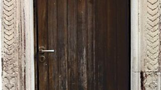 Der Eingang des Hauses Heidelberger Straße 10 in Ladenburg mit dekorativer steinerner Einfassung im Renaissancestil. Das Haus ist umgebaut worden, dabei durften auch Archäologen forschen und haben interessante Dinge herausgefunden.