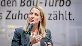 Bundesbauministerin Verena Hubertz (SPD): „Wir wollen im Ziel keinen Rückschritt machen. Wir haben ein Klimaziel zu erreichen.“