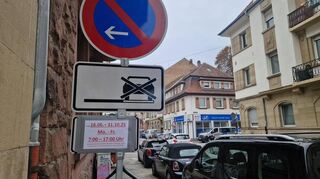 Ein Halteverbot in der Kobellstraße in der Neckarstadt-Ost – Bestand hatte es für dreieinhalb Monate. Nun ist die Baustelle längst weg, das Schild bleibt stehen.