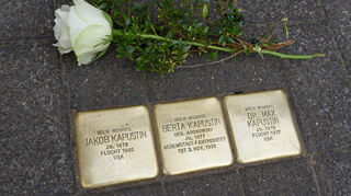 Sechs Stolpersteine erinnern künftig in Ladenburg an die jüdische Familie Kapustin. Zur Zeremonie am Montag vor den Häusern in der Neuen Anlage 1 sowie in der Schwarzkreuzritterstraße 8 sind am Wochenende die Nachfahren Samuel und Marscha Kapustin aus Israel angereist.