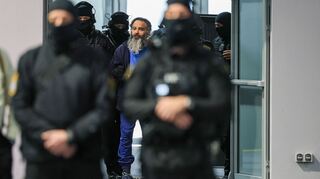 Der Angeklagte Taleb al-Abdulmohsen wird nach einer Pause wieder in den Gerichtssaal im temporären Gerichtsgebäude des Landgerichtes Magdeburg geführt.