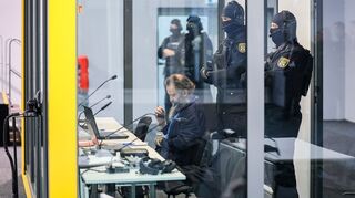 Der Angeklagte Taleb al-Abdulmohsen sitzt mit Handfesseln in dem kugelsicheren Glaskasten im temporären Gerichtsgebäude des Landgerichtes Magdeburg.