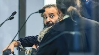 Der Angeklagte Taleb al-Abdulmohsen sitzt zu Prozessbeginn in einem kugelsicheren Glaskasten im Gerichtssaal im temporären Gerichtsgebäude des Landgerichtes Magdeburg.