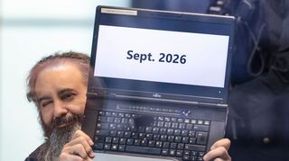 Der Angeklagte Taleb al-Abdulmohsen hält zu Prozessbeginn seinen Laptop mit der Aufschrift „Sept. 2026“ hoch.