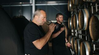 Oliver Zeter probiert im Keller eines seiner Erzeugnisse.