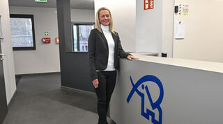 Sie wird am Samstag inthronisiert: Nadine Waldenberger, die neue Stadtprinzessin 2025/2026, an ihrem Arbeitsplatz bei der Firma Richard Anton KG im Industriehafen.