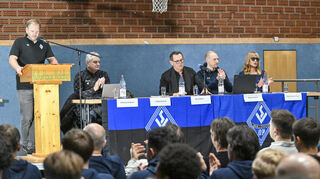 Das Podium v.l.: Tobias Schmidt, Matthias Findeisen, Bernd Beetz, Bastian Geiser und Birgit Loewer-Hirsch bei der Mitgliederversammlung des SV Waldhof Mannheim.