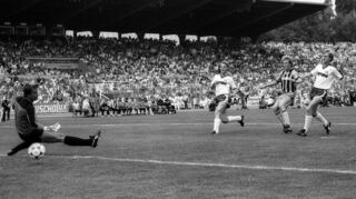 Alfred Schön (r.) erzielte 13. August 1983 den ersten Bundesliga-Treffer für den SV Waldhof – im Südweststadion.