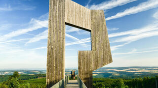 Die durchschreitbare Skulptur Windklang auf dem Erbeskopf ermöglicht eine gute Aussicht über den Hunsrück. Wie der Name bereits vermuten lässt, kann man abhängig von der Wetterlage verschiedene Klänge dieser aus Holz und Metall bestehenden Plattform wahrnehmen.