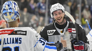 Tom Kühnhackl (r.) steht den Adlern Mannheim für das Derby am Freitag in Frankfurt zur Verfügung.