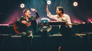 Café del Mundo Anfang 2025 live im Berliner Kesselhaus: Die Begeisterung von Alex Kilian (links) und Jan Pascal für die Flamenco-Gitarre wirkt ansteckend.