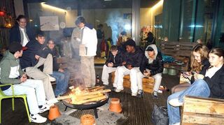 Das Lagerfeuer im Hof war für viele beim Nachtbasar in der Mannheimer Schwetzingerstadt ein schöner Abschluss.