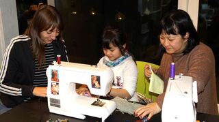 Angeboten wurde auch ein Upcycling-Workshop von Isabella Grandy (von links), bei dem Helena Guizetti ihre Fashion-Beute selbst aufpolieren konnte, unterstützt von ihrer Mutter Hong Diep Ngyuyen.