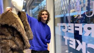 Zu Weihnachten und Silvester wirds festlich: Der 23-jährige Florin Miller entwirft regelmäßig Outfits für die Gestalten hinter dem Schaufenster.