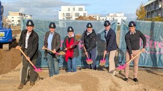 Beim Spatenstich im Ladenburger Neubaugebiet Nordstadt-Kurzgewann (v.l.): André Rehmsmeier, Stefan Schmutz, Christiane Hammoudi, Oliver Stöhr, Julien Ahrens und Eugen Geldt.