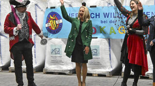 Ahoi auf die neue Stadtprinzessin: v.l. Stadtrat Alexander Fleck, Stadtprinzessin Nadine Waldenberger und Ex-Stadtprinzessin Miriam Frank.