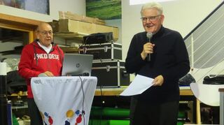 Amüsant erzählt Ex-Rosengarten-Chef Michel Maugé (r.) beim VHS-Mundart-Seminar von Dieter Kolb (l.) Anekdoten aus seinem Leben.