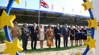 So war es 2015: Siegerehrung für Reiter Robert Whitaker mit EU-Kommissar Günther H. Oettinger (Mitte), rechts neben ihm Peter Hofmann, Vorstand des Reitervereins.