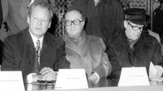 Geballte Polit-Prominenz im Mannheimer Eisstadion (v. r.): SPD-Vorsitzender Willy Brandt, Österreichs Regierungschef Bruno Kreisky und Bundeskanzler Helmut Schmidt, auch hier wie immer arbeitend.
