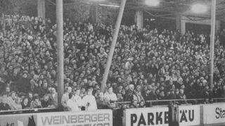 Für politische Veranstaltungen heute undenkbar: das brechend voll besetzte Eisstadion bei der Parteitags-Kundgebung.