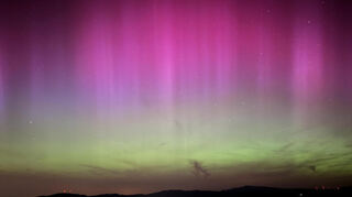 Sie schimmern rötlich, pink und grün am Nachthimmel: Polarlichter gibt es im Südwesten nur selten zu sehen. Nun haben Fans wieder Chancen auf das Himmelsspektakel.