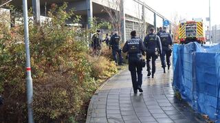 Die Polizei untersucht die Umgebung.