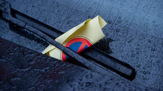 Strafzettel auch für kurzes Halten zum Ausladen oder Einsteigen vergiften auf Spinelli das Nachbarschaftsklima (Symbolbild).