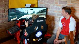 Im Pilotensitz des Rennsimulators: Max Reis beim Simracing 2022. Daneben Marco Fleischmann (MSC).