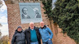 Langjährige MSC-Aktive (v.l.): Michael Heck, Stefan Otto und Horst Schmitt vor der wohl ältesten Steingarage der Welt mit Konterfeis von Carl und Bertha Benz im Ladenburger Benz-Park.