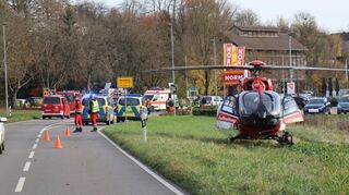 Der Unfall am Ortseingang Horrenberg hat viele Einsatzkräfte auf den Plan gerufen.