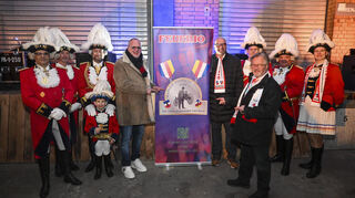 Im Kreis der Prinzengarde stellen Jörn Schmitt (v.l.), Senatspräsident Gerald Rehn und vorne Präsident Bodo Tschierschke den neuen Feuerio-Orden zu Carl Benz vor.