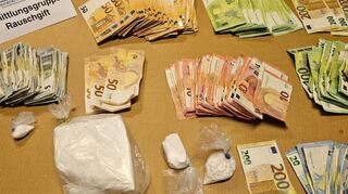 Das sichergestellte Kokain und Bargeld.