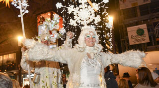 Prächtige Stelzenläufer kommen wieder zur Eröffnung auf die Kapuzinerplanken.