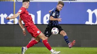 Dennis Egel (links) im Zweikampf gegen Nicklas Shipnoski.