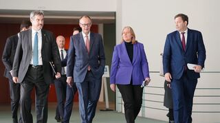 Da hatten sie schon Ergebnisse dabei: Die Parteichefs von CSU, CDU und zwei mal SPD (von links) auf dem Weg zur Pressekonferenz nach dem letzten Koalitionsausschuss