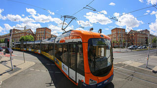 Eine Straßenbahn der rnv an der Haltestelle „Schloss“.