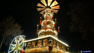 Beliebtes Ziel auf dem Weihnachtsmarkt am Wasserturm: die Pyramide inmitten der bunt beleuchteten Holzbuden mit weihnachtlichen Angeboten.