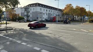 Immer wieder beklagen Anwohner, dass Poser in Mannheims Stadtteile, wie hier an der Kallstadter Straße/Mannheimer Straße, auffallen.