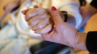 Menschen erhalten im Pflegeheim Hilfe, um wieder möglichst selbstständig leben zu können, so das Ziel der beiden Gastautoren.