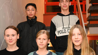 Die Jugendratsmitglieder (hinten, von links) Shahryar Nikfar, Vorsitzender Dennis Mihm, (vorne, von links) Nele Herbold, Amélie Koch und Helena Hofmann sind ins Amt eingeführt worden.