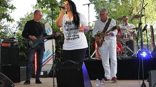 Zur Eröffnung des Bar-Restaurants HeimatRock trat Inhaberin Sabine Gantner persönlich als Sängerin ihrer Coverrockband Eight4ty.Nine vor ausverkauftem Haus im Biergarten auf.