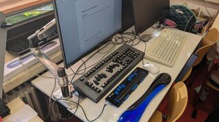 Mit diesen speziellen Tastaturen können blinde Kinder am Unterricht teilnehmen.