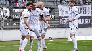 Berk Inaler (v. l.), Torschütze Pascal Testroet, Phil Halbauer und Jahn Herrmann freuten sich sichtlich über das 1:0 des SV Sandhausen gegen Tabellenführer SGV Freiberg. Nach dem knappen Erfolg geht es jetzt nach Homburg.