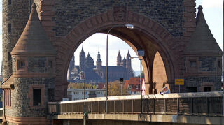 Im richtigen Winkel lässt sich durch den Brückenbogen der Wormser Dom sehen.