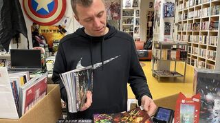 Fantastic Store Inhaber Sven Bohnert beim Sichten einer Abonnement-Bestellung.