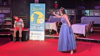 Die Fee Antonella, gespielt von Lena Schuler, erweckt Pinocchio, gespielt von Sonja Grenz, zum Leben.