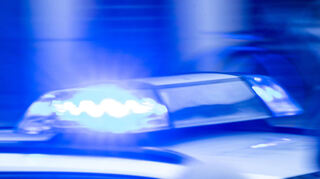 Nach dem Motorradunfall in Ludwigshafen sucht die Polizei nach Zeugen, die Hinweise zu dem unbekannten Fahrer geben können.