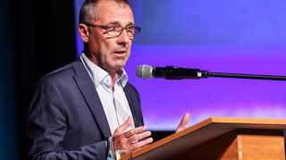 Jörg Albrecht, der Vereinsvorsitzende der TSG Hoffenheim, tritt aus gesundheitlichen Gründen mit sofortiger Wirkung zurück.