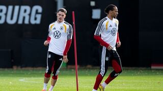 Leroy Sané (r) steht im Fokus.